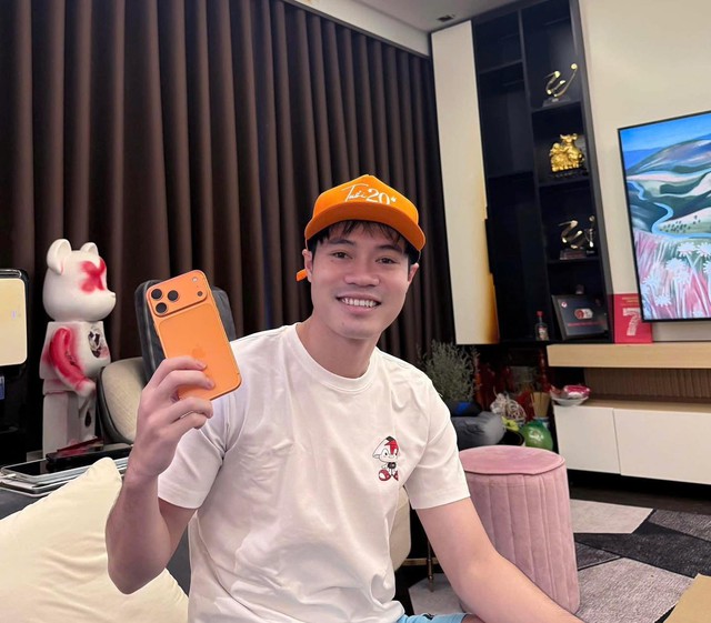 Văn Toàn khoe iPhone 17 mới cứng, hóa ra Hòa Minzy mới là người “quẹt thẻ”: Trừ thẳng 70 triệu vào nợ!- Ảnh 1.