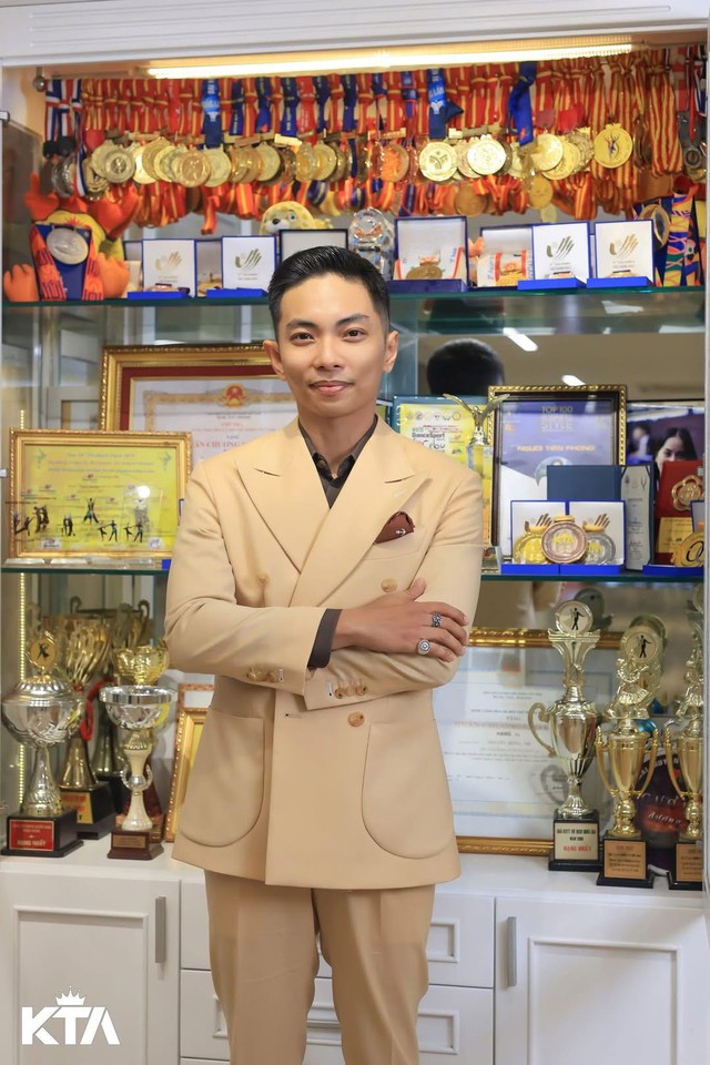 Phan Hiển khoe kho "vàng" vô giá cùng Khánh Thi nhưng xem đến cuối ai cũng bật cười vì một hành động- Ảnh 1.