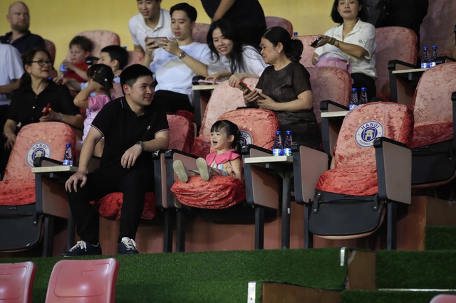 Em bé hot nhất sân Hàng Đẫy ngồi ghế VIP, là con của chủ tịch CLB Hà Nội và "Hoa hậu nghèo nhất Việt Nam"- Ảnh 2.