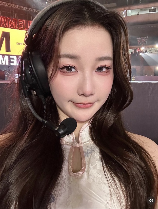 Camera lia gấp gái xinh nóng bỏng, chiếm "spotlight" góc Co-streamer tại LCP- Ảnh 3. Camera lia gấp gái xinh nóng bỏng, chiếm "spotlight" góc Co-streamer tại LCP- Ảnh 3.
