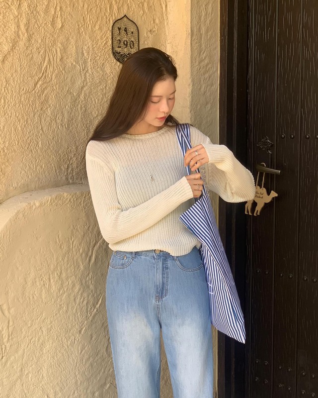Áo trắng và quần jeans xanh: Combo đẹp nhất mùa thu giúp vẻ ngoài trông sang trọng và hack tuổi trong tích tắc- Ảnh 3.