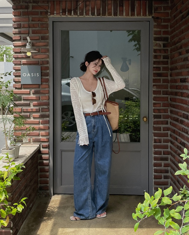 Áo trắng và quần jeans xanh: Combo đẹp nhất mùa thu giúp vẻ ngoài trông sang trọng và hack tuổi trong tích tắc- Ảnh 4.