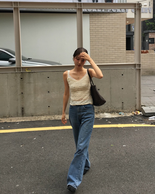 Áo trắng và quần jeans xanh: Combo đẹp nhất mùa thu giúp vẻ ngoài trông sang trọng và hack tuổi trong tích tắc- Ảnh 6.