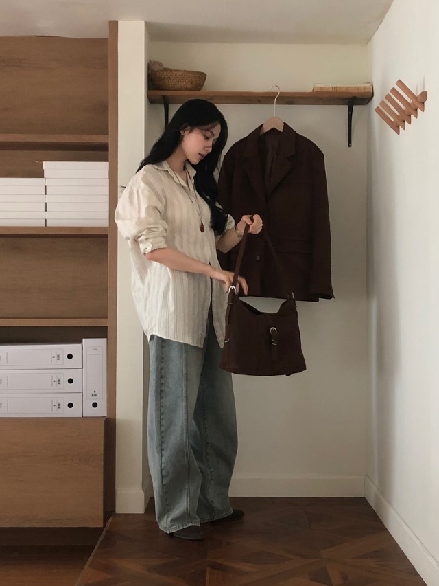 Áo trắng và quần jeans xanh: Combo đẹp nhất mùa thu giúp vẻ ngoài trông sang trọng và hack tuổi trong tích tắc- Ảnh 8.