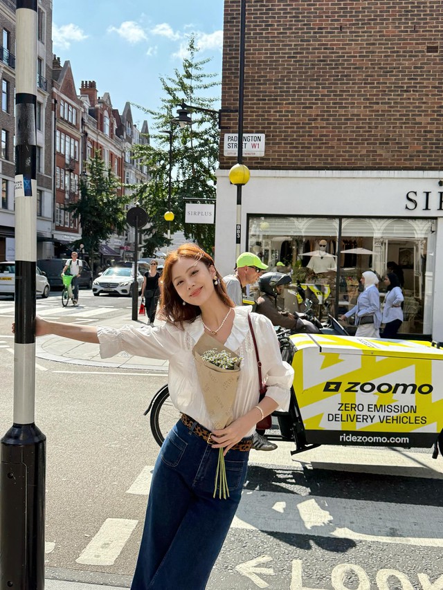 Áo trắng và quần jeans xanh: Combo đẹp nhất mùa thu giúp vẻ ngoài trông sang trọng và hack tuổi trong tích tắc- Ảnh 9.