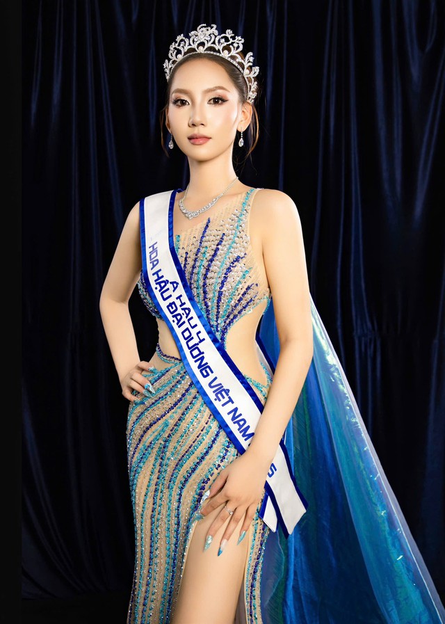 Á hậu Việt xin lỗi sau khi bị soi cố tình bẻ vương miện khi trao cho người kế nhiệm- Ảnh 4. Á hậu Việt xin lỗi sau khi bị soi cố tình bẻ vương miện khi trao cho người kế nhiệm- Ảnh 4.