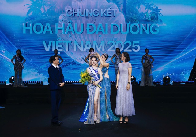 Á hậu Việt xin lỗi sau khi bị soi cố tình bẻ vương miện khi trao cho người kế nhiệm- Ảnh 3. Á hậu Việt xin lỗi sau khi bị soi cố tình bẻ vương miện khi trao cho người kế nhiệm- Ảnh 3.