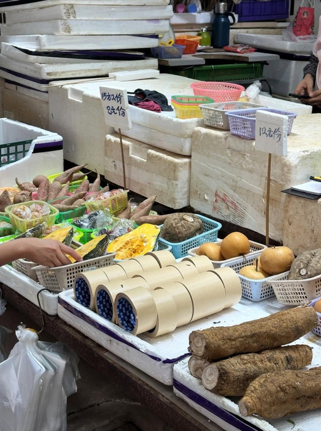Cuộn băng dính bỗng "cháy hàng", đua độ hot với cà chua, khoai tây trước bão Ragasa: Lý do mới sốc- Ảnh 1.