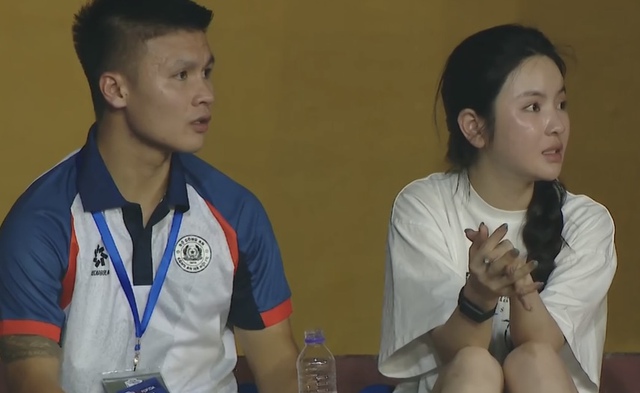 Quang Hải chấn thương ngồi khán đài cùng Chu Thanh Huyền xem CAHN thi đấu, biểu cảm của nàng WAG còn "căng" hơn cả chồng- Ảnh 1.
