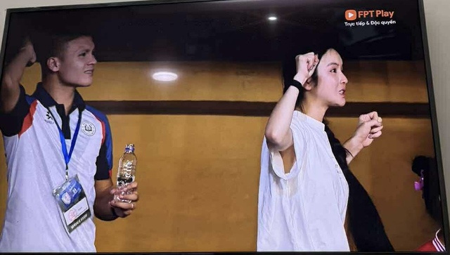 Quang Hải chấn thương ngồi khán đài cùng Chu Thanh Huyền xem CAHN thi đấu, biểu cảm của nàng WAG còn "căng" hơn cả chồng- Ảnh 2.