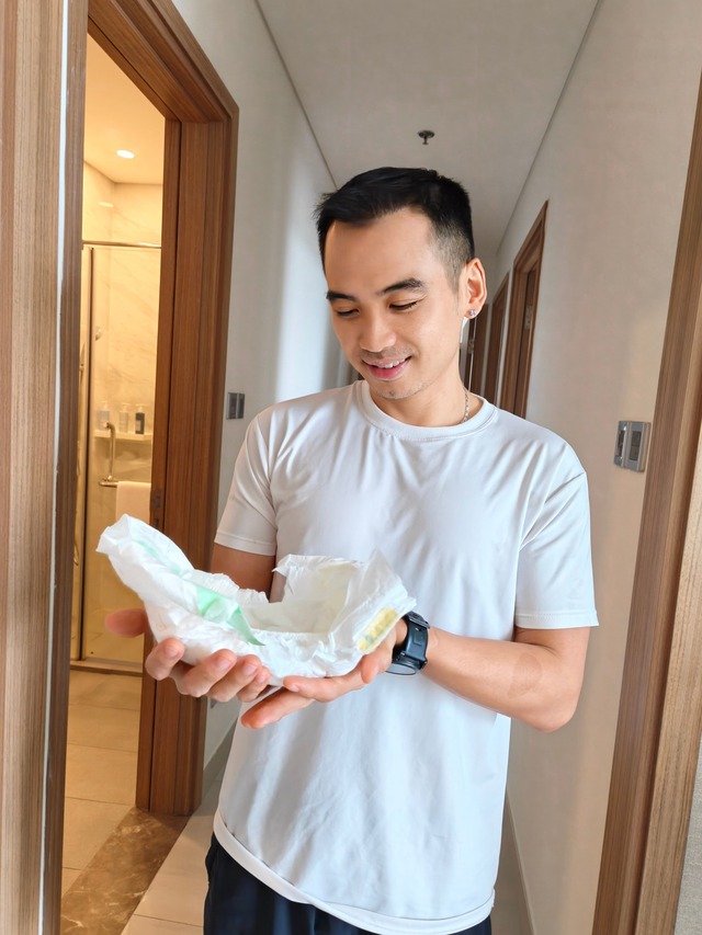 Ông xã Hoa hậu H’Hen Niê đòi tập tạ bằng... tã của con gái rượu: Chào mừng tân binh đến với khoa "tã bỉm học"!- Ảnh 1.