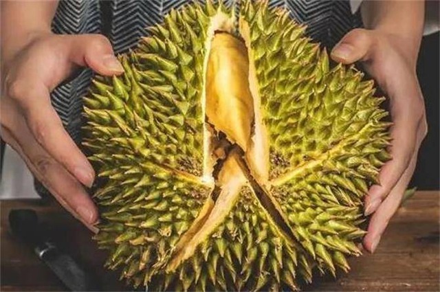 Mua sầu riêng, cứ thuộc mẹo này đảm bảo biết ngay sầu chín cơm hay sầu sượng- Ảnh 2.