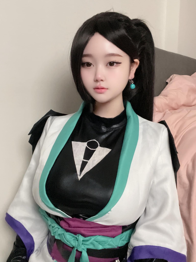 Sở hữu gương mặt ngây thơ, nữ coser gây choáng váng với những màn cosplay táo bạo- Ảnh 1.