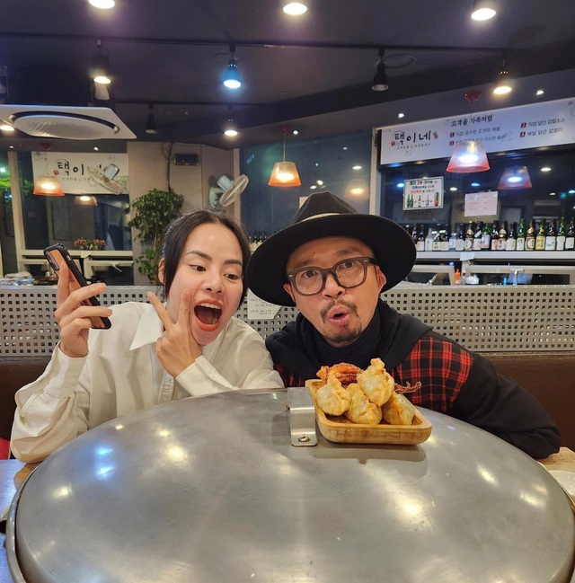 Bộ ảnh “cưng xỉu” của cặp Anh tài Vbiz và vợ kém 13 tuổi, mẹ bầu khoe dáng đỉnh miễn bàn!- Ảnh 9.