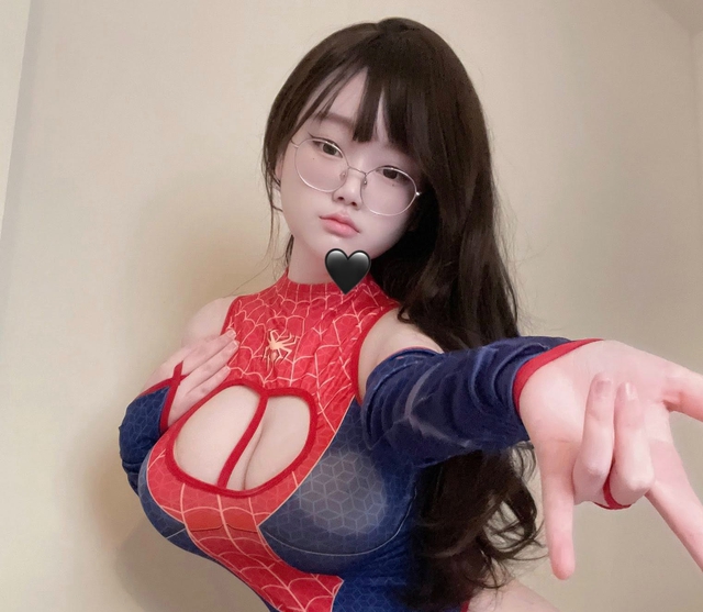 Sở hữu gương mặt ngây thơ, nữ coser gây choáng váng với những màn cosplay táo bạo- Ảnh 7.
