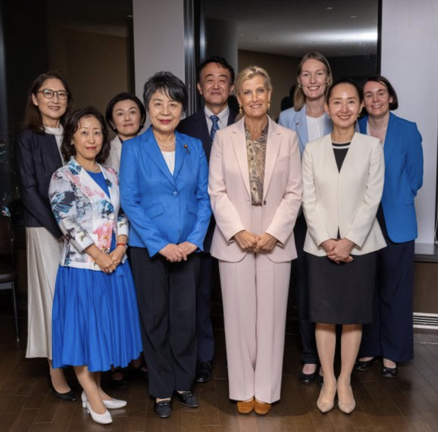 Công nương Sophie và phong cách thời trang "quyền lực" với quần ống rộng - xu hướng mới cho mọi tủ đồ- Ảnh 1.