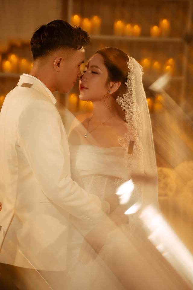 Ảnh cưới đẹp lung linh của tiền vệ ĐT Việt Nam và cô chủ tiệm vàng- Ảnh 9.