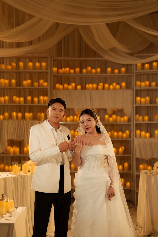 Ảnh cưới đẹp lung linh của tiền vệ ĐT Việt Nam và cô chủ tiệm vàng- Ảnh 1.