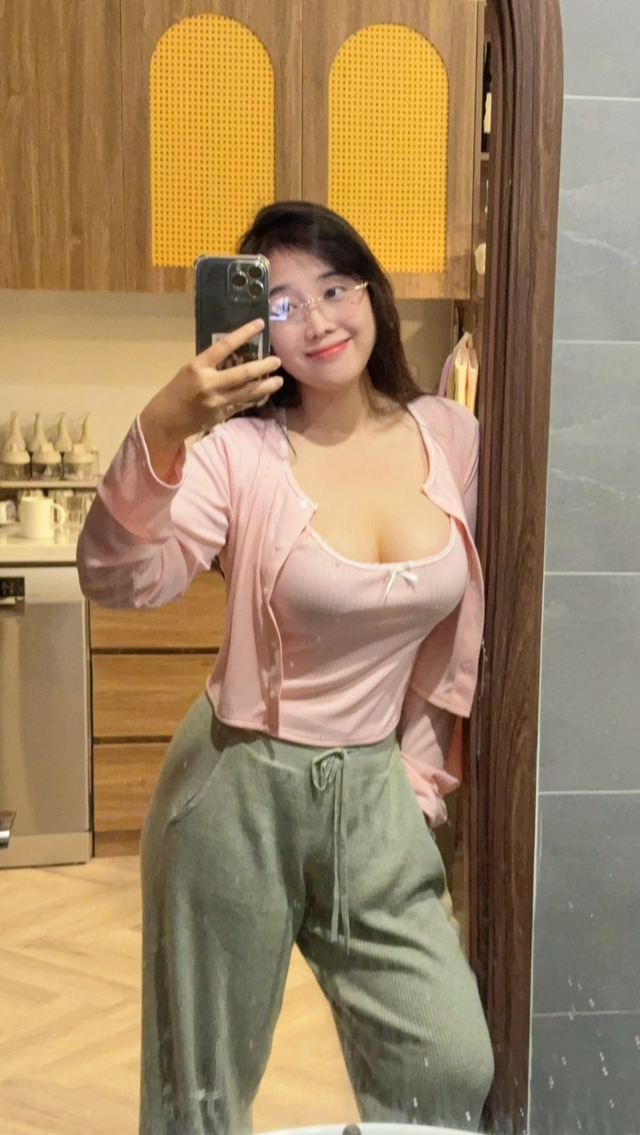 Hot girl TikTok khoe vóc dáng, khiến fan đồng lòng "mặc kệ, nhắm mắt yêu luôn"!- Ảnh 4.