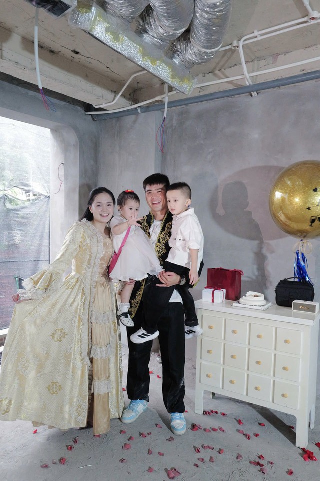 Duy Mạnh cùng vợ đón sinh nhật "quý tộc" châu Âu giữa lòng Hà Nội, hé lộ biệt thự chục tỷ phố cổ đang xây- Ảnh 1.