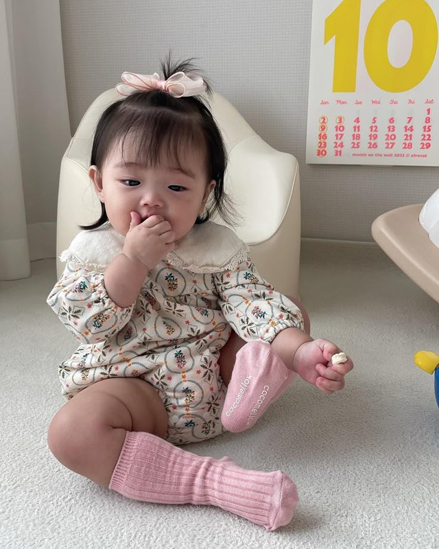 Dấu hiệu cho thấy em bé của bố mẹ sắp biết nói- Ảnh 3.