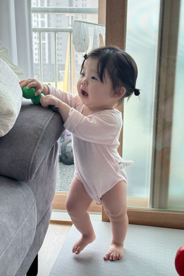 Dấu hiệu cho thấy em bé của bố mẹ sắp biết nói- Ảnh 2.