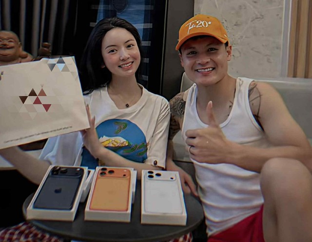 Phản ứng bất ngờ của Chu Thanh Huyền khi Quang Hải tặng Iphone 17- Ảnh 1.