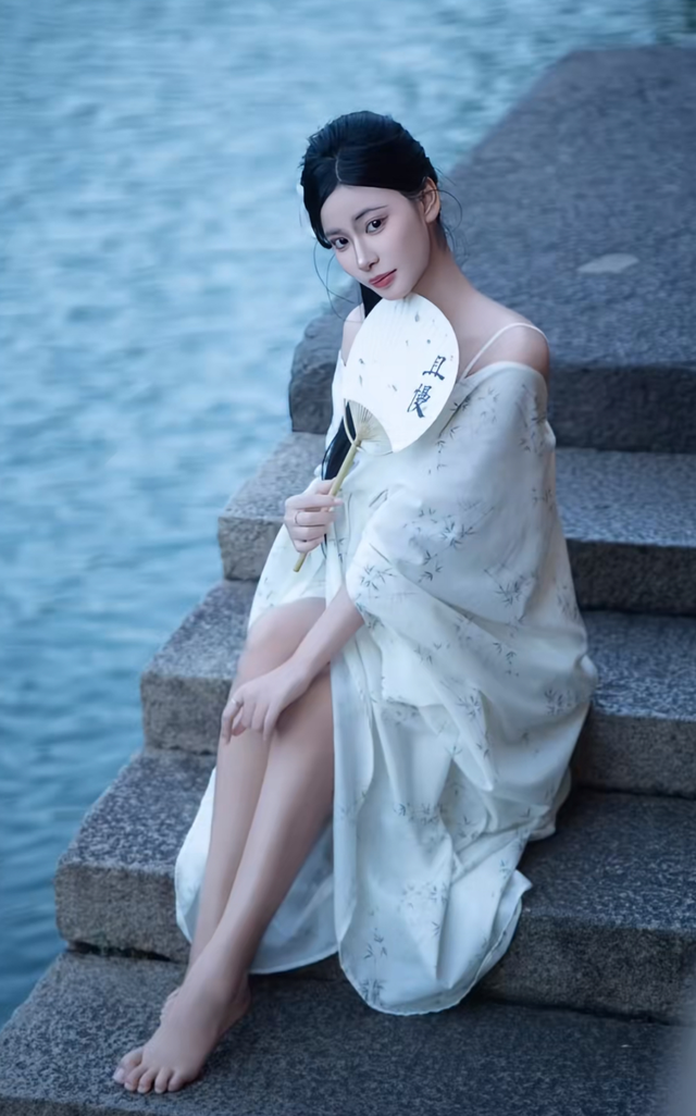 Quỳnh Bei khiến fan "vỡ mộng" khi thử sức ca hát- Ảnh 3.