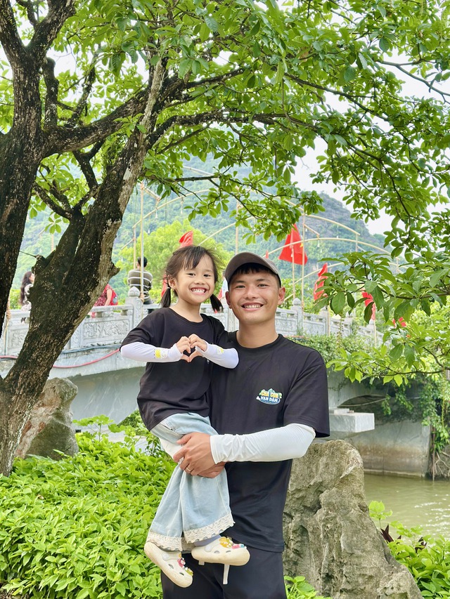 Ông bố nói về quyết định khó khăn khi cho con gái 5 tuổi "bỏ phố về quê" ở "Cha con vạn dặm"- Ảnh 1.