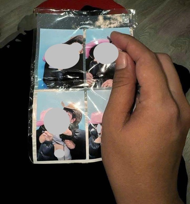 Nghĩ gì mà dắt nhau vào photobooth để làm cái trò này?- Ảnh 1.