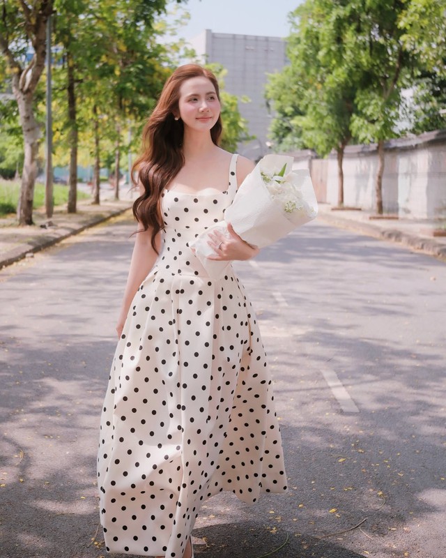 Tham khảo 10 set váy mùa thu trẻ xinh mãn nhãn từ sao Việt- Ảnh 2.