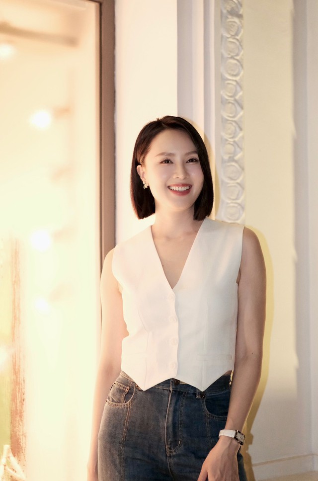 Hồng Diễm được khen không ngớt về nhan sắc tuổi 42, phong cách thời trang cực trẻ trung và thanh lịch- Ảnh 9.