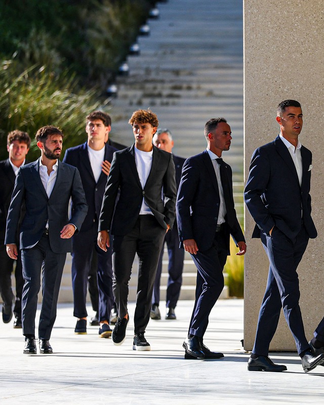 Xúc động khoảnh khắc Ronaldo ôm chầm lấy bố của cầu thủ xấu số Diogo Jota- Ảnh 3.