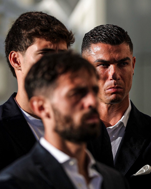 Xúc động khoảnh khắc Ronaldo ôm chầm lấy bố của cầu thủ xấu số Diogo Jota- Ảnh 4.