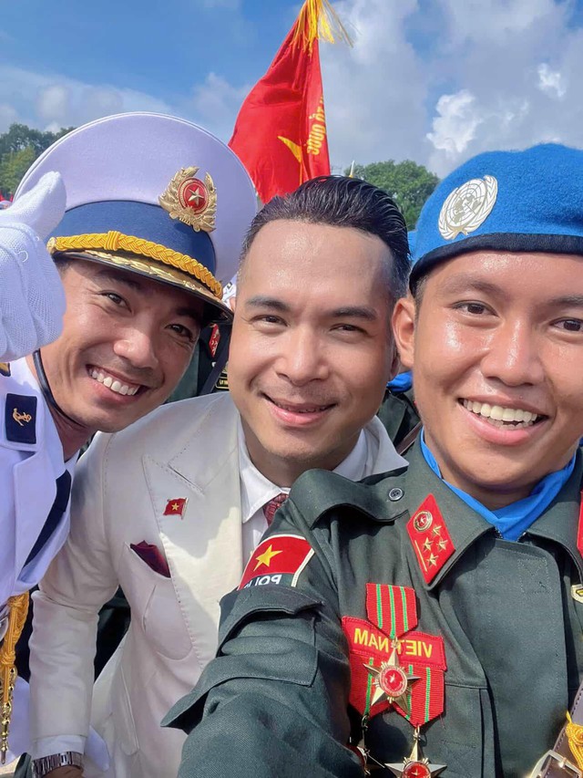 Phục dựng loạt ảnh "chụp bằng máy giặt" của Trương Thế Vinh tại diễu hành A80, hình xấu đúng là tại tác giả!- Ảnh 3. Phục dựng loạt ảnh "chụp bằng máy giặt" của Trương Thế Vinh tại diễu hành A80, hình xấu đúng là tại tác giả!- Ảnh 3.
