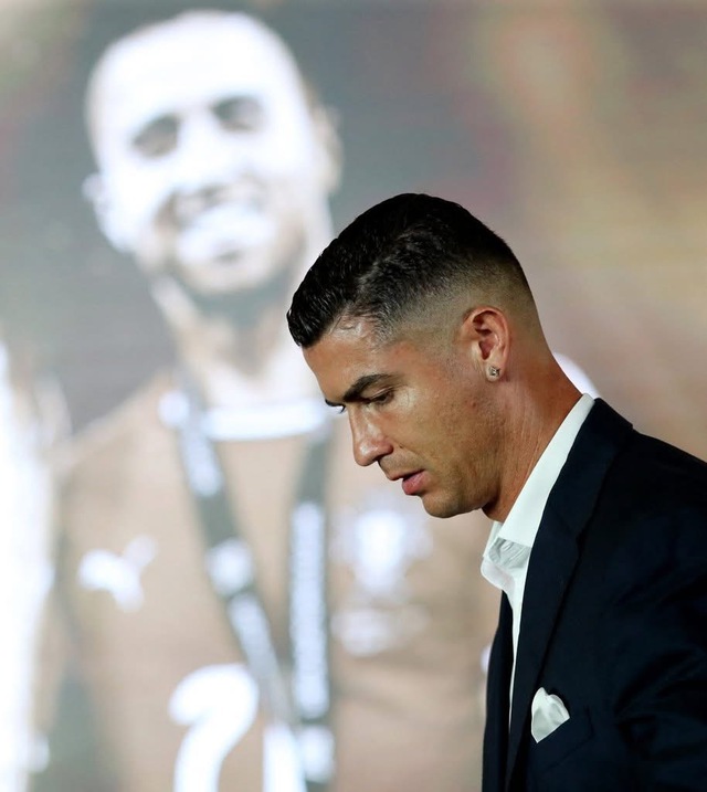 Xúc động khoảnh khắc Ronaldo ôm chầm lấy bố của cầu thủ xấu số Diogo Jota- Ảnh 2.