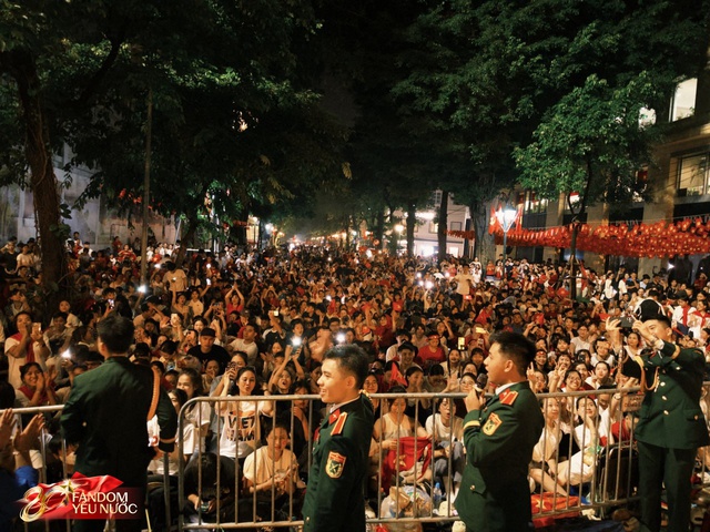 0 cát-xê, 0 mic, 0 nhạc - dân quân hát ca tự tổ chức concert quốc gia trên mọi nẻo đường- Ảnh 3.