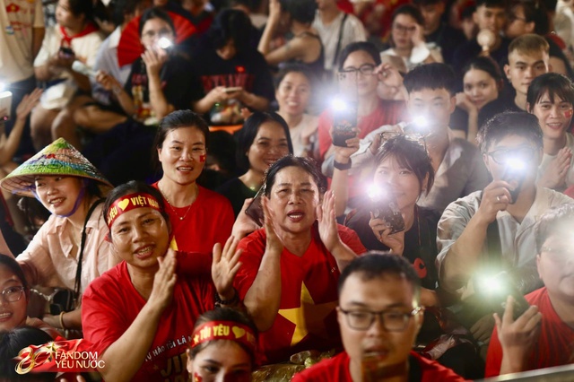 0 cát-xê, 0 mic, 0 nhạc - dân quân hát ca tự tổ chức concert quốc gia trên mọi nẻo đường- Ảnh 11.