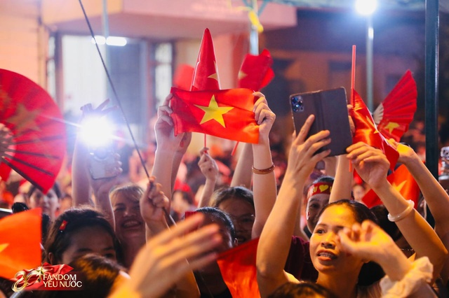0 cát-xê, 0 mic, 0 nhạc - dân quân hát ca tự tổ chức concert quốc gia trên mọi nẻo đường- Ảnh 7.