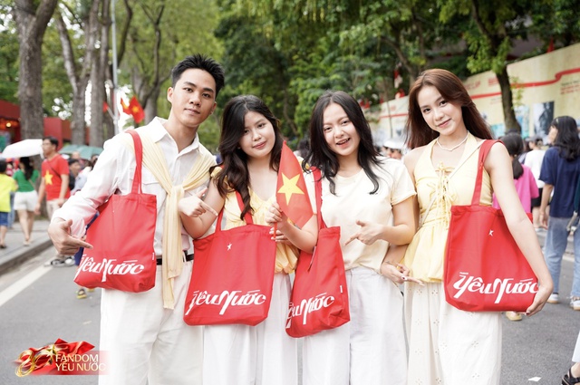Nắng mưa cũng không thể cản bước tinh thần “Yêu Nước” tại booth Hồ Gươm- Ảnh 3.