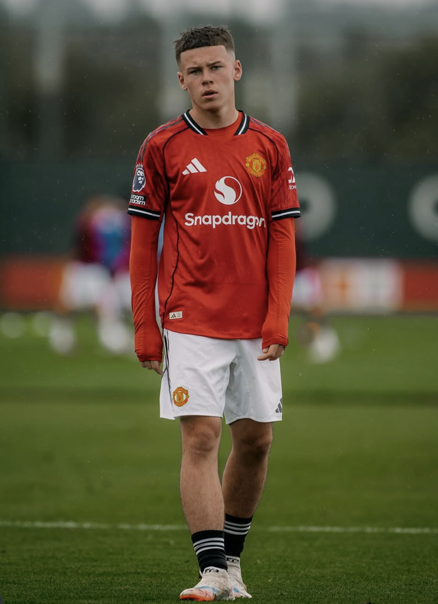 Con trai huyền thoại Rooney hẹn hò với người mẫu hơn tuổi khiến truyền thông bùng nổ- Ảnh 2.