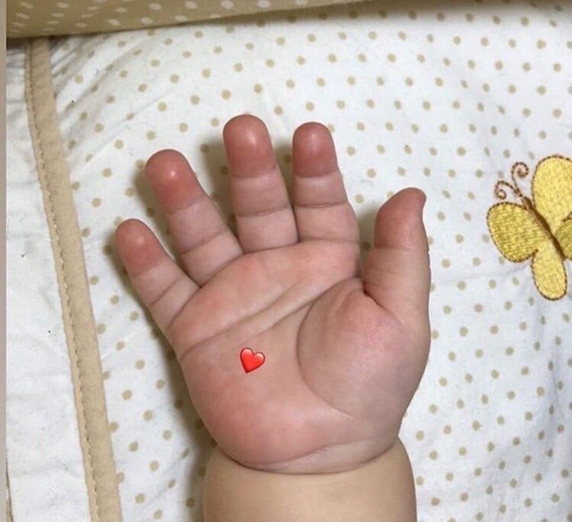 Vì sao em bé rất thích nhét tay, nhét chân vào miệng bố mẹ?- Ảnh 4.