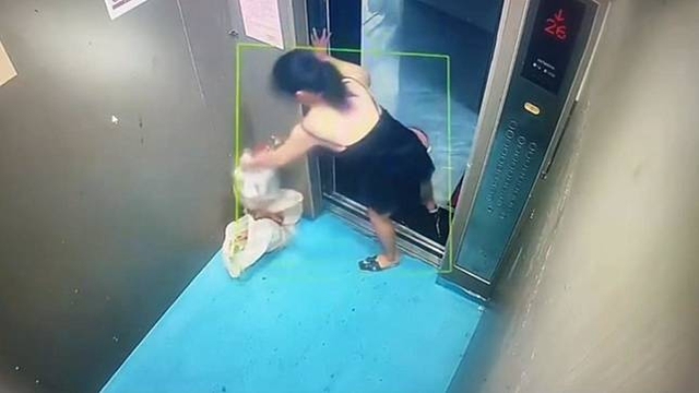 Clip 15 giây: Tưởng không ai nhìn thấy, người phụ nữ làm chuyện đáng xấu hổ trong thang máy- Ảnh 1.