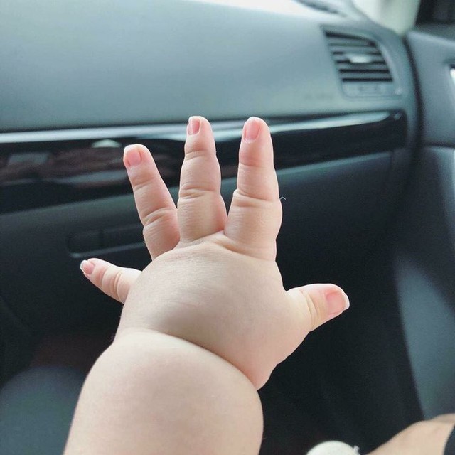 Vì sao em bé rất thích nhét tay, nhét chân vào miệng bố mẹ?- Ảnh 2.