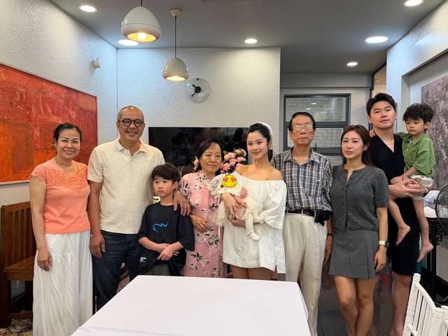 Hàn Hằng "phiên bản chưa từng thấy" trong ngày con gái đầy tháng- Ảnh 2.