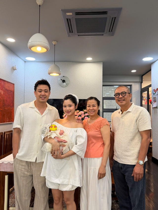 Hàn Hằng "phiên bản chưa từng thấy" trong ngày con gái đầy tháng- Ảnh 1.