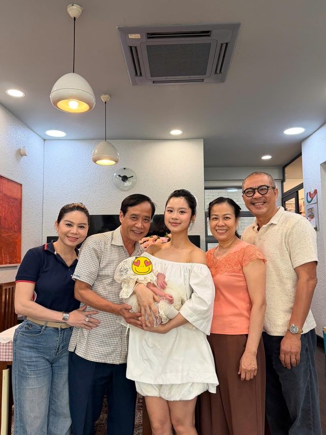 Hàn Hằng "phiên bản chưa từng thấy" trong ngày con gái đầy tháng- Ảnh 3.