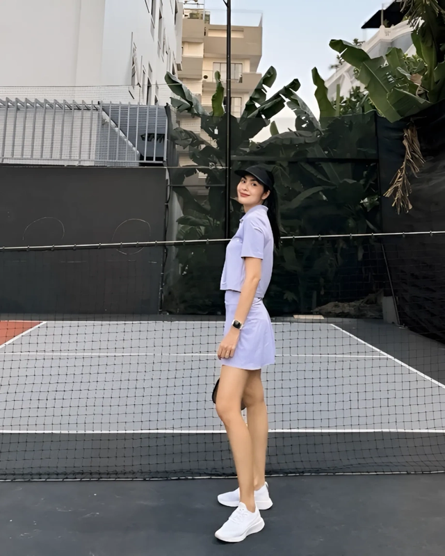 Dâu hào môn Tăng Thanh Hà khoe chân dài nuột nà, khí chất sang chảnh trên sân pickleball, U40 vẫn là "tường thành nhan sắc"- Ảnh 1.