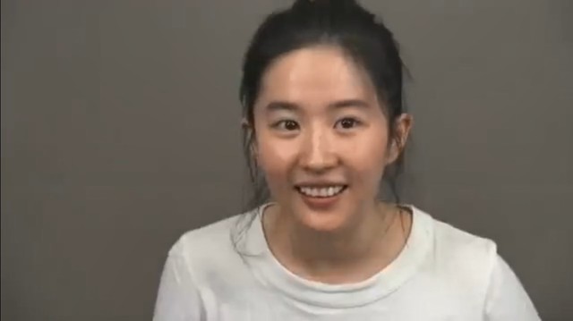 Bất ngờ trước mặt mộc của Lưu Diệc Phi- Ảnh 2. Bất ngờ trước mặt mộc của Lưu Diệc Phi- Ảnh 2.