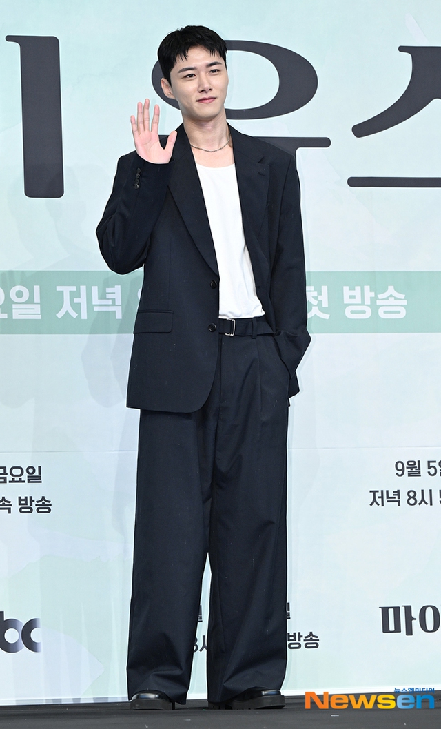 Song Joong Ki tái xuất gây ngỡ ngàng, làm "bố 2 con" mà vẫn trẻ cỡ này- Ảnh 13.